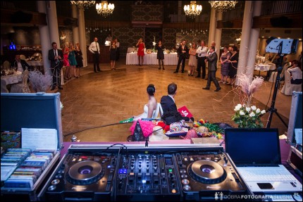 Oprawa muzyczna imprez przez DJ-a. Wesela, bankiety, eventy, firmowe, urodzinowe. - 20121028-1376-aleksandra-rafal-zdjecia-slubne.jpg
